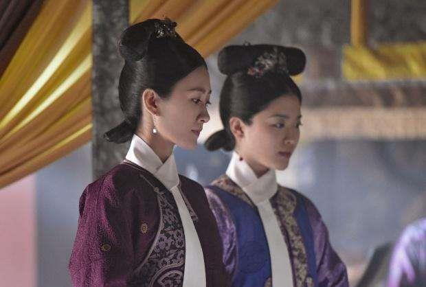 她出身上三旗，选秀入宫，奶奶封后，她封答应，是乾隆最晚去世的妃子