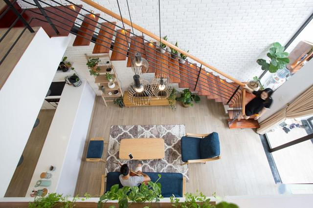 婚后不跟父母住，在隔壁再建一栋，小夫妻天天住新房三餐去老房吃