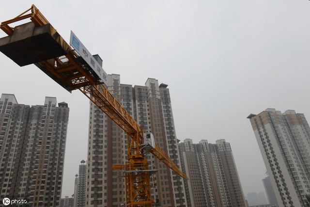 中国房子越盖越多，银行存款会越来越少，一旦房价下跌后果超严重