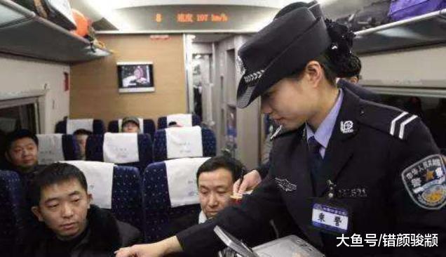 女子火车霸三座睡觉，乘警前来劝座，反被骂乘警算什么东西？