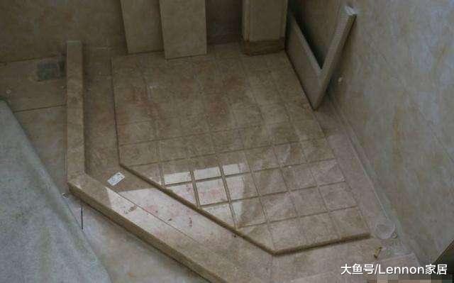 卫生间装修，现在淋浴房都流行装这种排水槽，下水快又美观