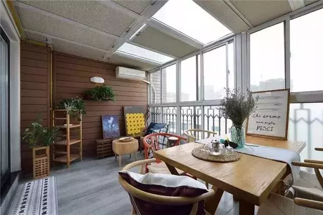 买80㎡顶楼被同事嘲笑, 看到我家大阳台改花园餐厅, 经常来串门!