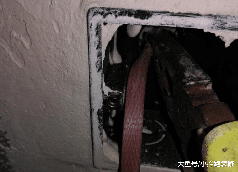 预埋了线管却不穿电线，业主当场就把电工找来，并且质问他