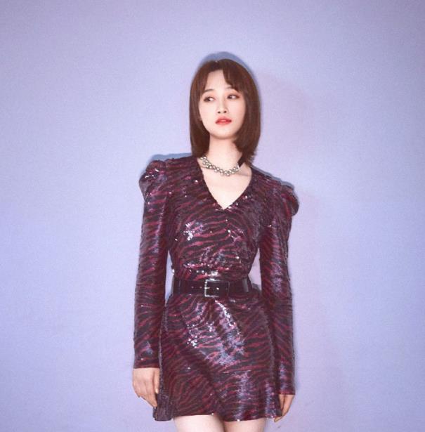 魅力女星蓝盈莹，俏皮可爱写真，温婉气质精致优雅