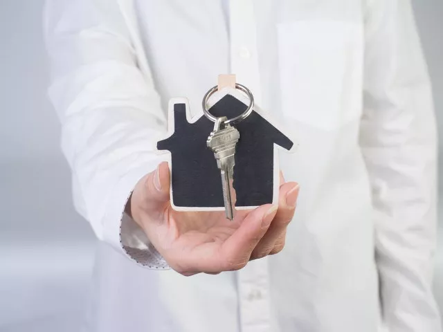 上市首日大涨34%，退出新三板后，和泓服务成港股“香饽饽”？