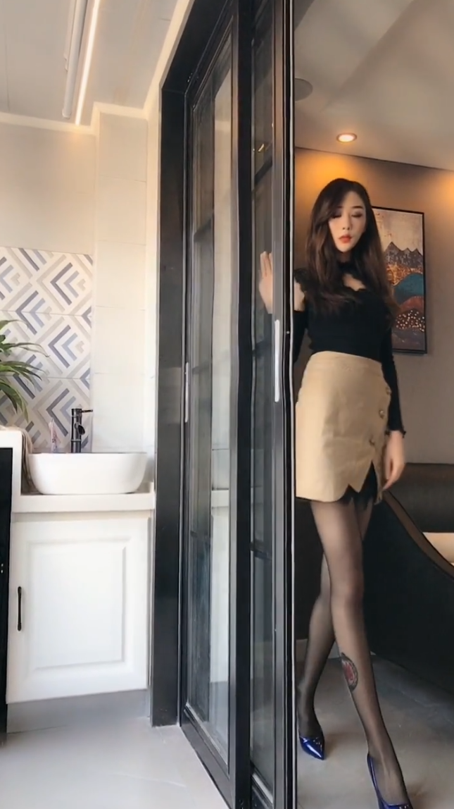 美女自带忧郁气质，可是她的忧郁来自何处呢？