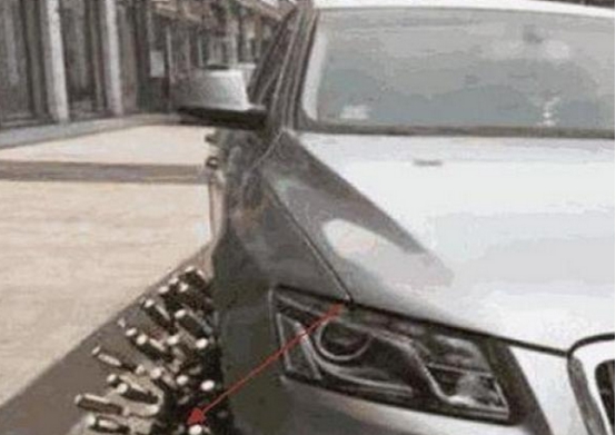 女司机将豪车停超市门口2小时，后车轮胎却变了样，网友：真大胆