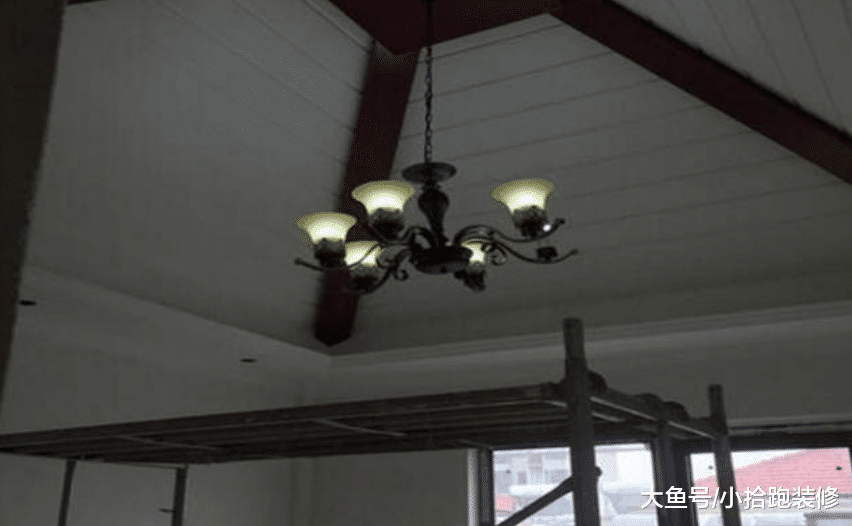 師傅說房屋高，吊頂不好施工，業主直問：你還是報價格吧