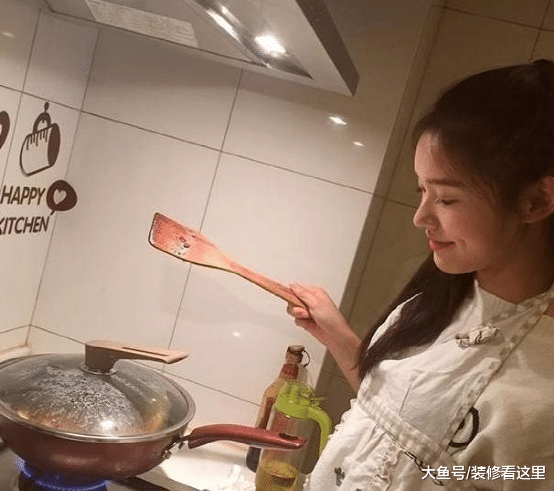 林允现实的豪宅, 头一次看到这样的电视墙设计, 很有创意