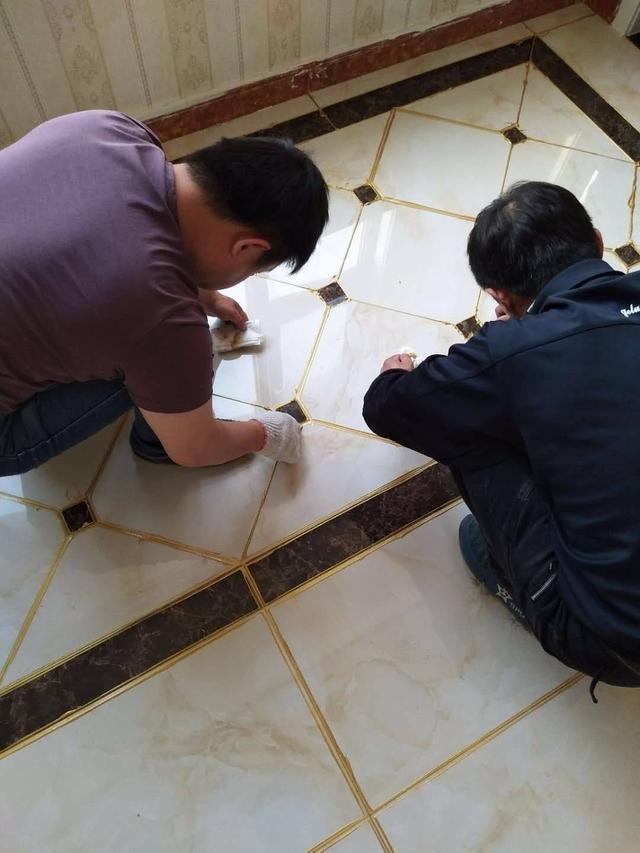 装修铺瓷砖，是用美缝剂好还是瓷缝剂好？老师傅告诉你哪种更实用