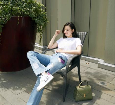 38岁宋佳简直太会穿，银色镂空高叉裙秀长腿，北方女人气质是不同