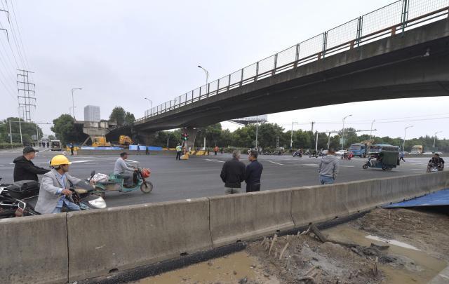 无锡高架桥侧翻现场基本清理完 锡港路恢复通行