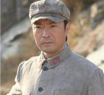 敌军抓了一个兵，自称通讯兵，送进牢房时全体战俘立正，暴露身份 !