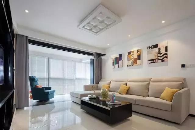 第一次去朋友家，一进大门，就看到一个客厅装修非常漂亮！