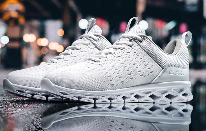 国人排队买亚瑟士，外国游客却在排队买“国产跑鞋”，网友：不可思议