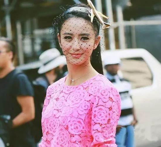 被陈思诚的审美耽误了那么久，佟丽娅终于活成“老娘天下最美”的样子