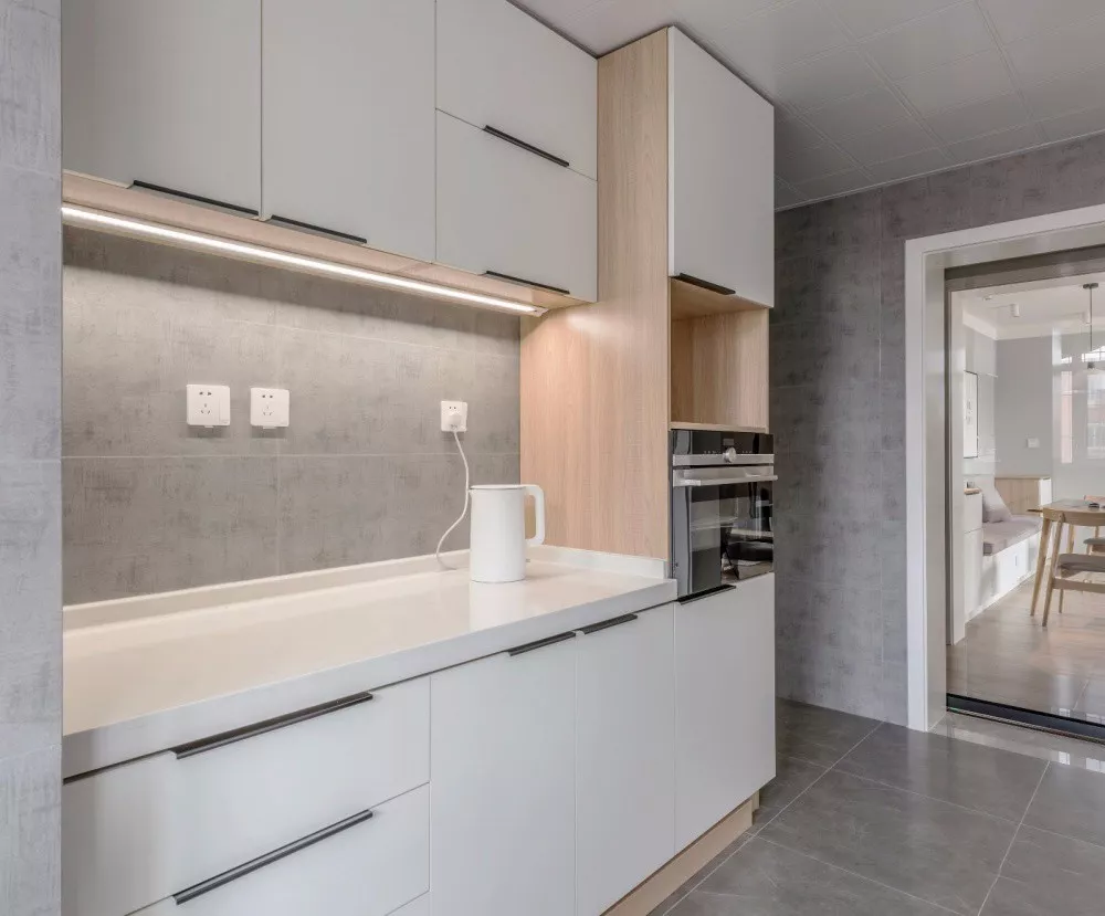 厨房的吊柜底部还可以装灯带？这样用起来更方便多了