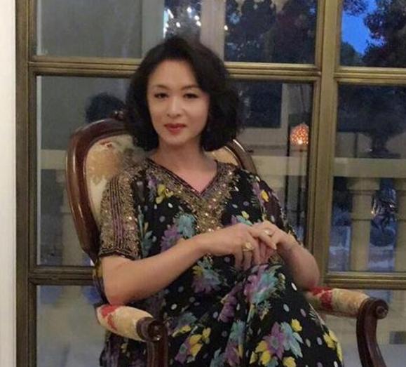 参观金星在欧洲的豪宅，直接买下一个岛盖别墅，出门就是大海