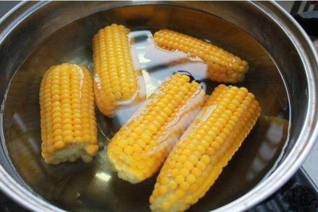 煮玉米别傻傻的用清水，加点小苏打，香甜软糯吃不够