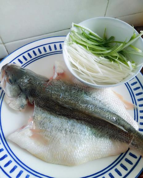 清蒸鱼的秘诀，准备好这三种东西，蒸出来的鱼鲜香无比