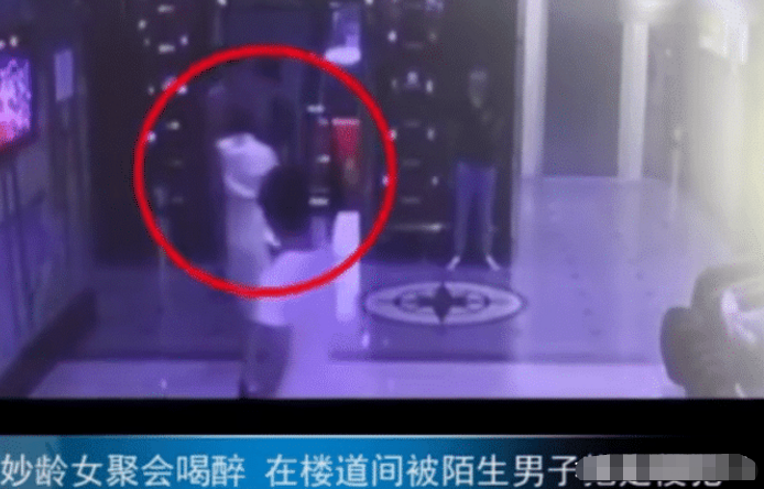 美女聚会喝醉酒，上个厕所的功夫就被陌生男子带走，结果悲剧了