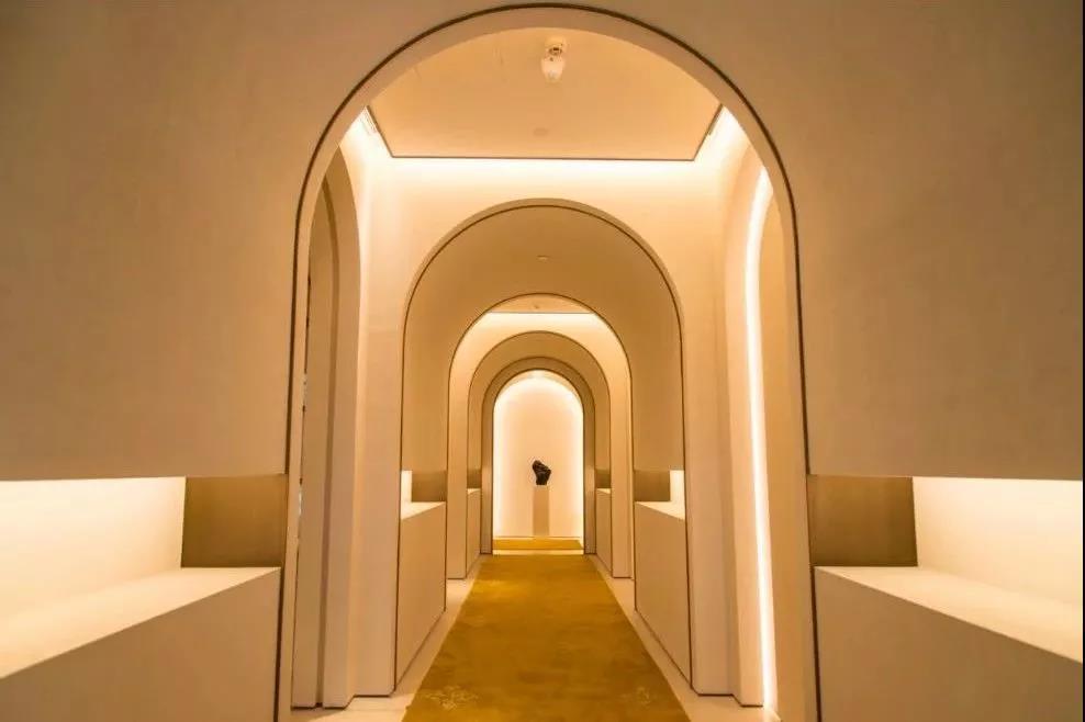 設計與美食共存，在高顏值餐廳與千條海洋生物共進晚餐！