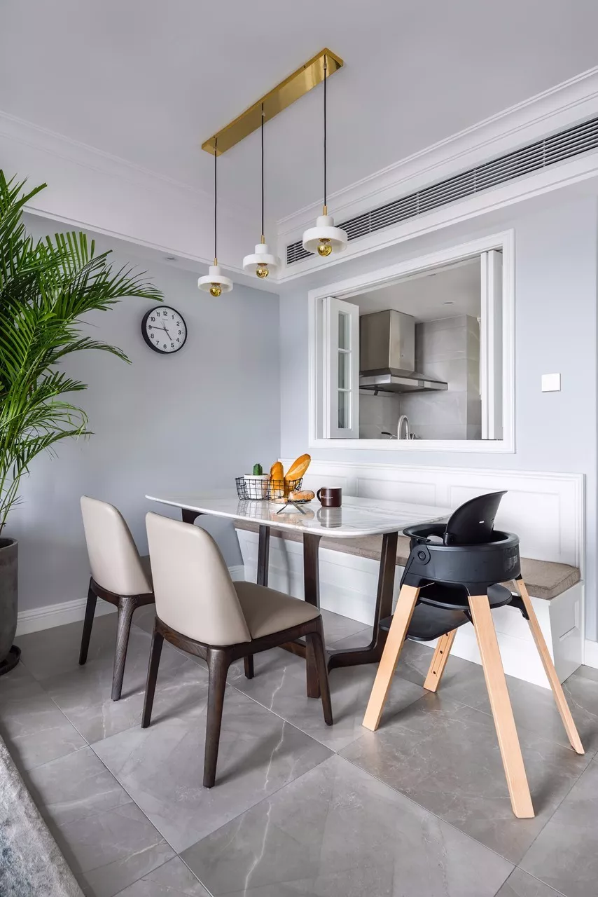 小户型餐厅面积不大，可以做个卡座式设计，实用又美观