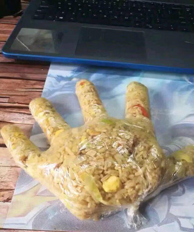 外卖小哥弄坏餐盒，顾客直言没关系，小哥送达后，顾客哭笑不得