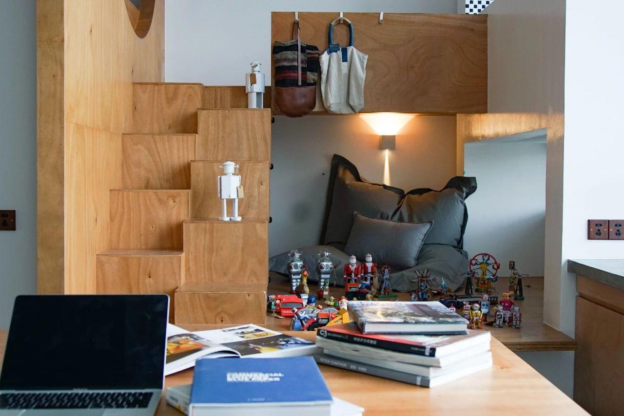 她改造了一个旧车间, 6个老友住在一起, 过起了“无界生活”