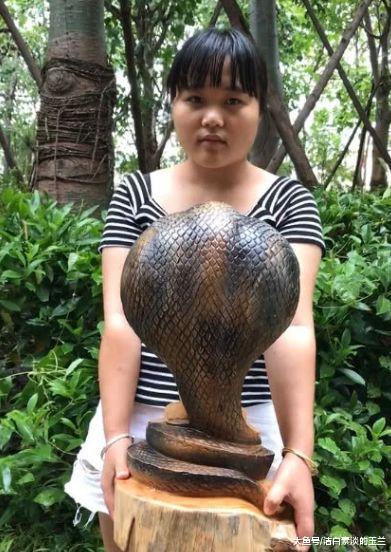 女孩手中抱着一个“巨型眼睛蛇”，转身的那刻，网友：误会了