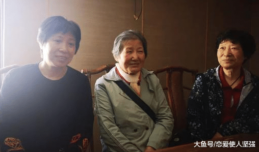 送走58年的小女儿，相隔一公里，被认出来的时候已经是白发苍苍！