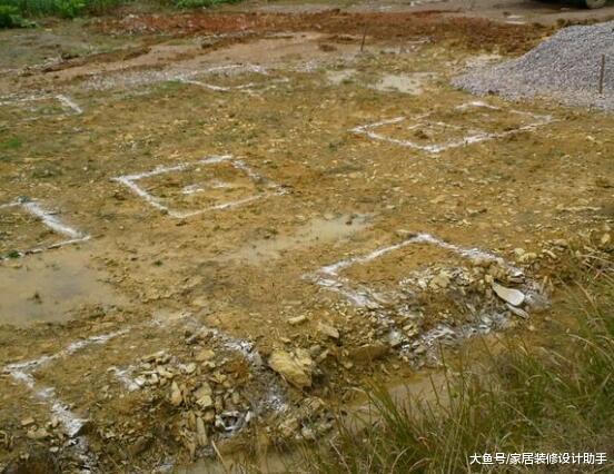 农民工19万自建三层毛坯主体，地基下有水没抽干对地基有影响吗？