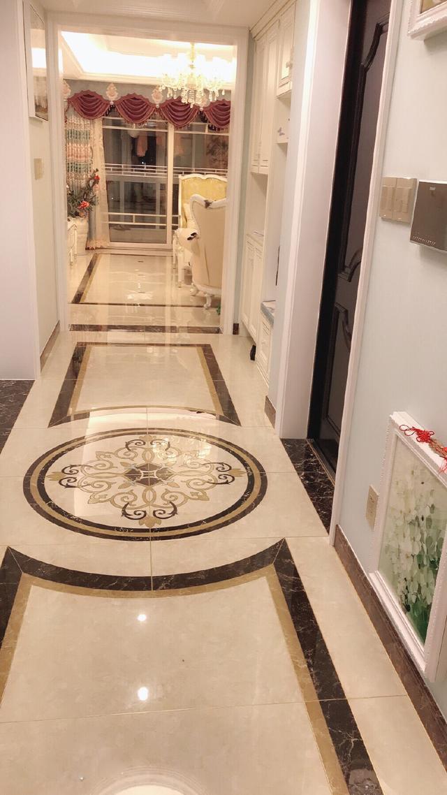 老公装修的新房豪华大气，来参观的人都说是小区里最漂亮的！