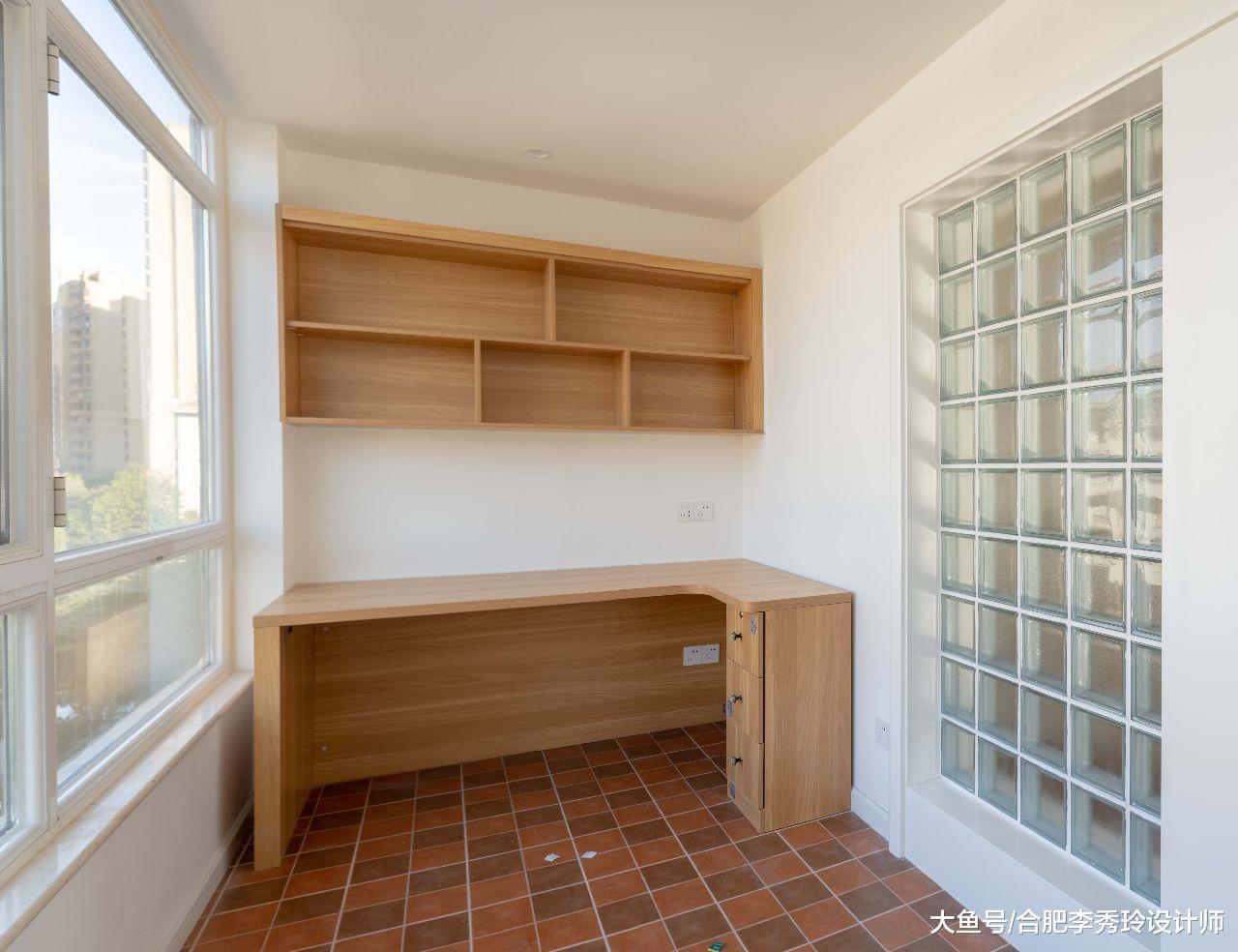 設計師真聰明，陽臺實心墻敲個洞裝玻璃，光線充足的連照明燈都省了！