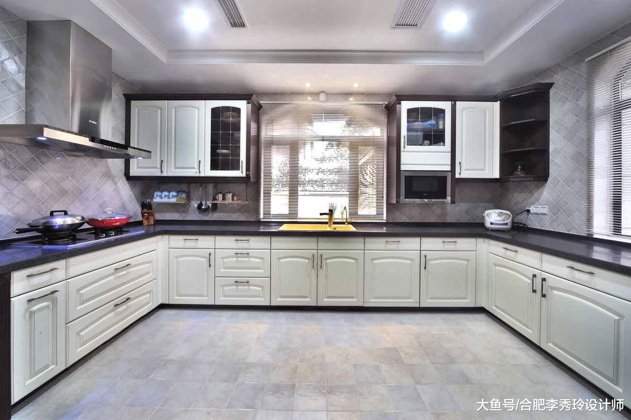 橱柜底部加块板，再也不担心踢坏柜门了，还好师傅提醒的早！实用不贵