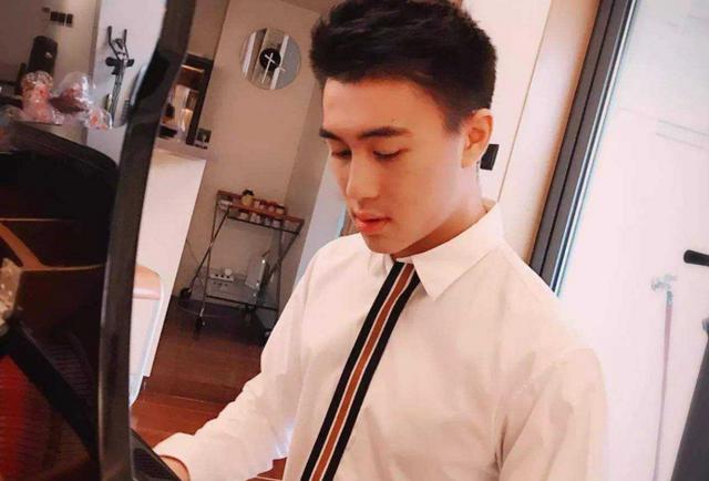 带你参观何猷君的豪宅，客厅里都是家人照片，看来跟爸爸关系很好