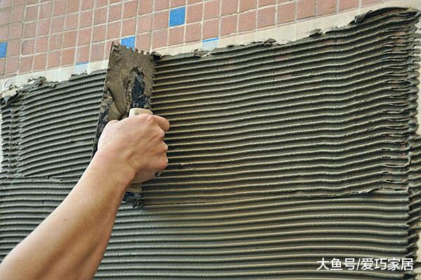 越来越多人贴瓷砖不用水泥了，如今都流行这样装，省钱又方便