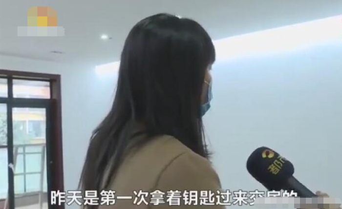 女子花170萬拍下“法拍房”, 驗房的時候崩潰了: 地板有30個洞
