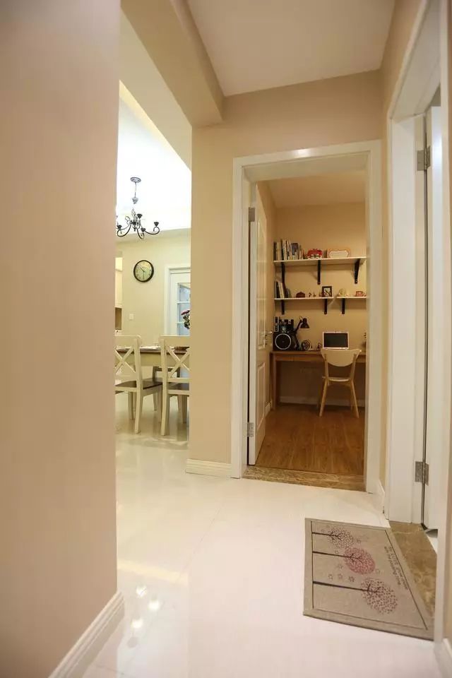 套内70平的二居室样板房，简约美式的装修大气时尚！