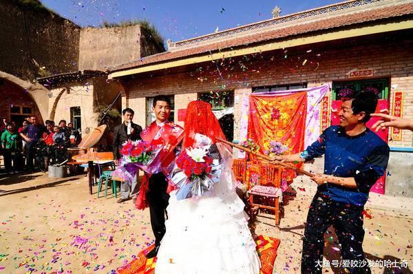 妻子检查出怀孕，给丈夫打电话报喜忘记挂了，听到对话后愣了！