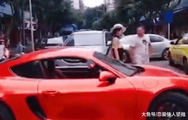 保时捷女司机又曝违规停车，站姿是一大亮点！