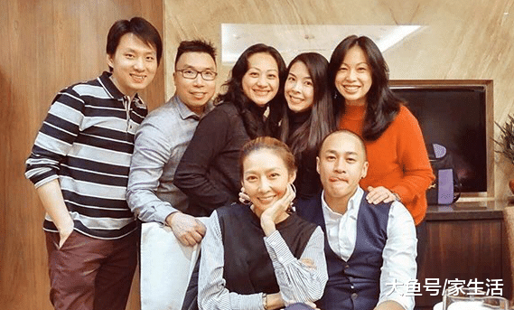 带你走进何润东住的房子，单纯走廊就十几米长，里面像个迷宫