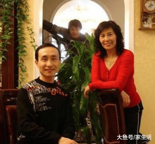 带你参观巩汉林的豪宅，装修全部用中式风格，布置很有喜庆感