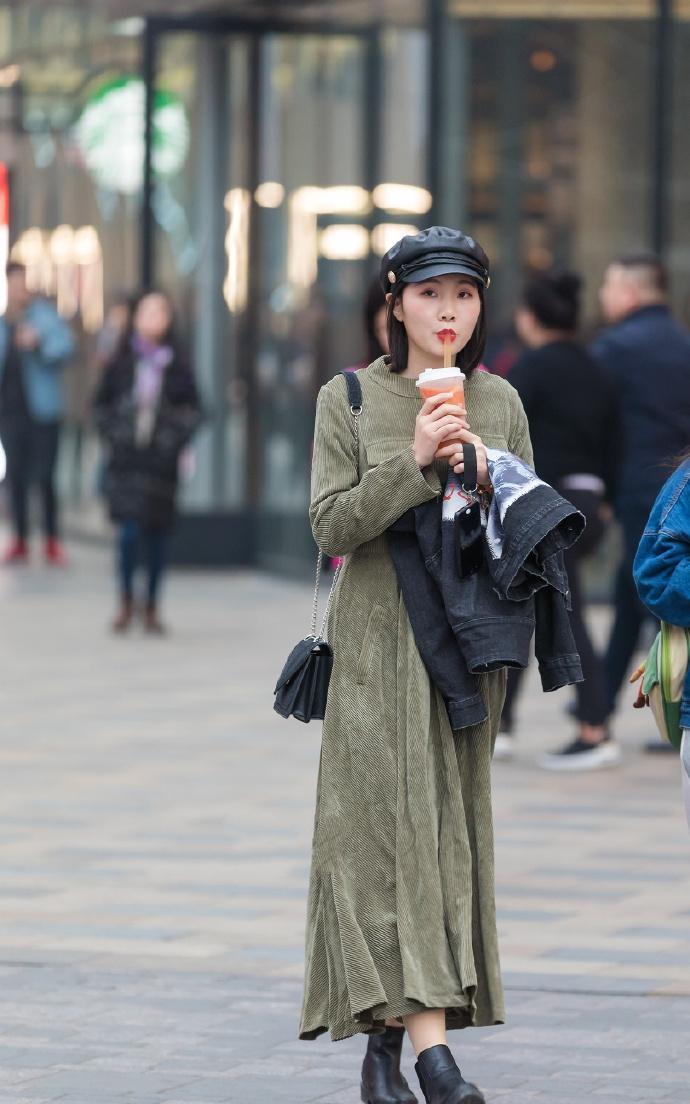 街拍：开春小个子女生这么穿，显瘦显腿长，美腿太抢镜！