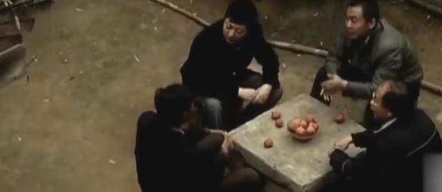 在自家菜地挖出古物，擅自改装，专家赶来鉴定，老农有点懵