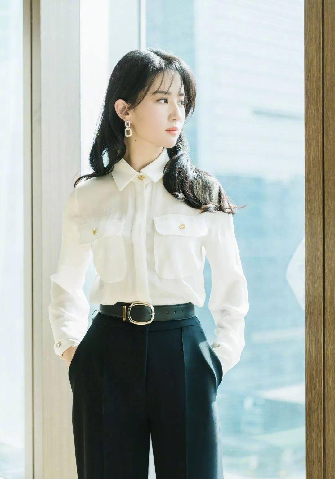 刘亦菲好有魅力，一身黑+白穿搭尽显知性美，网友：神仙姐姐好美