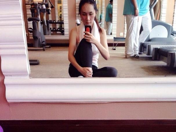 晒晒雷佳音住的豪宅，家里配置健身房，家里植物多到像小花园