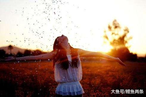 一直“坚持要给弟弟买房”的姑娘，32岁的时候人财两空