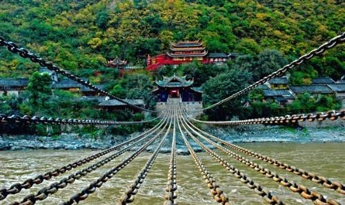 飞夺泸定桥，敌人为何只拆木板没弄断锁链？老兵：没你想象中简单