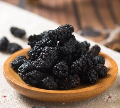 年纪轻轻就有白头发？多吃这几种食物，渐渐找回黑发